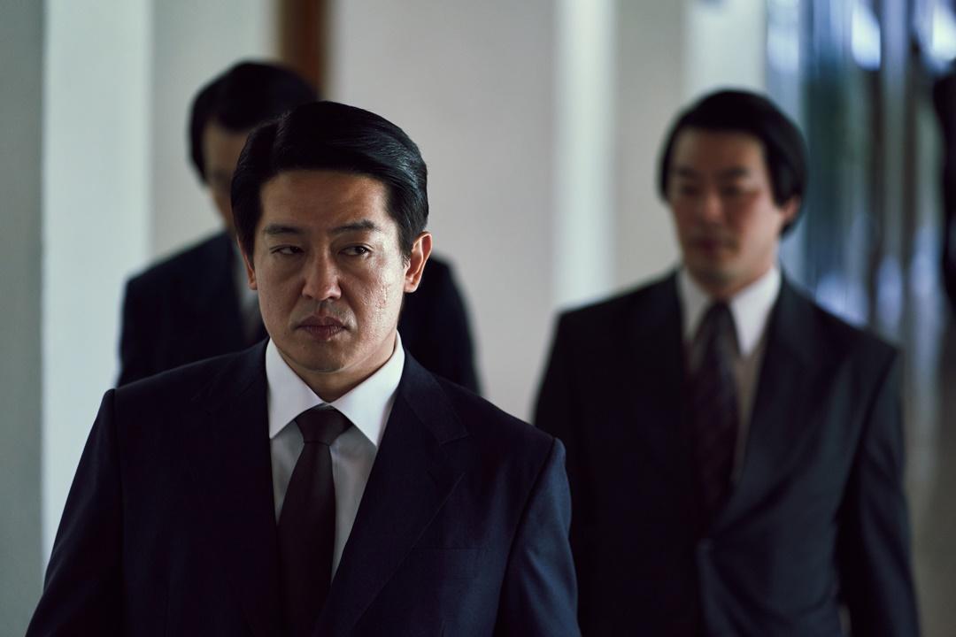 在《魷魚遊戲》飾演反派的許誠泰這回在《獵首密令》變身鄭雨盛的輔佐官,精湛演出讓他入圍釜日電影獎的最佳男配角獎項。(龍祥電影提供)