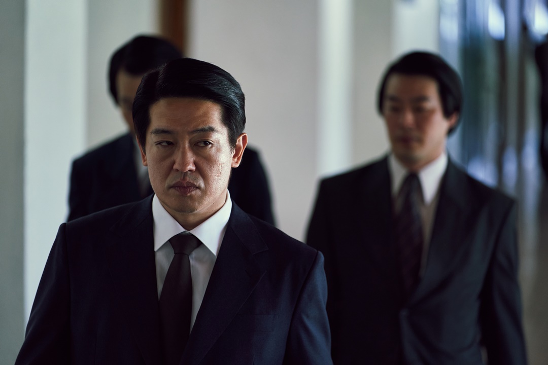 在《魷魚遊戲》飾演反派的許誠泰這回在《獵首密令》變身鄭雨盛的輔佐官,精湛演出讓他入圍釜日電影獎的最佳男配角獎項。(龍祥電影提供)