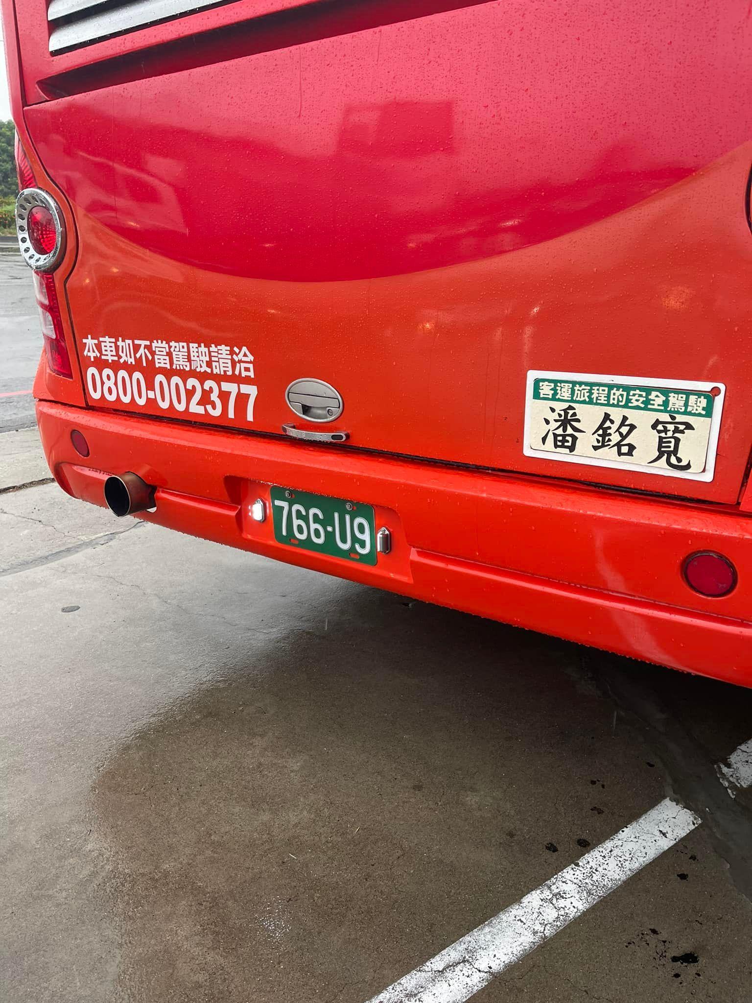 原po一家人昨日搭乘潘銘寬司機的車,幸好遇到他即時幫忙。(翻攝自爆料公社)