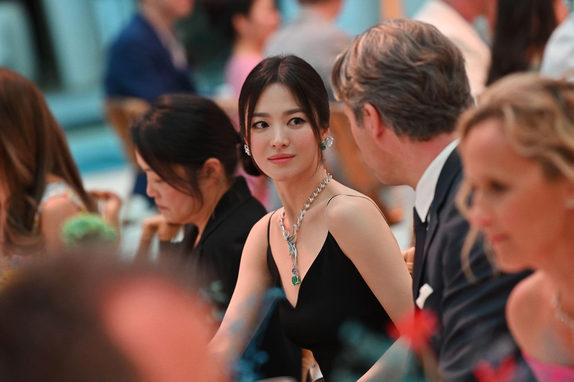 宋慧喬上個月在巴黎參加同個珠寶展,所配戴的是Ondes & Mervielles 湍急灣流系列。(Chaumet提供)
