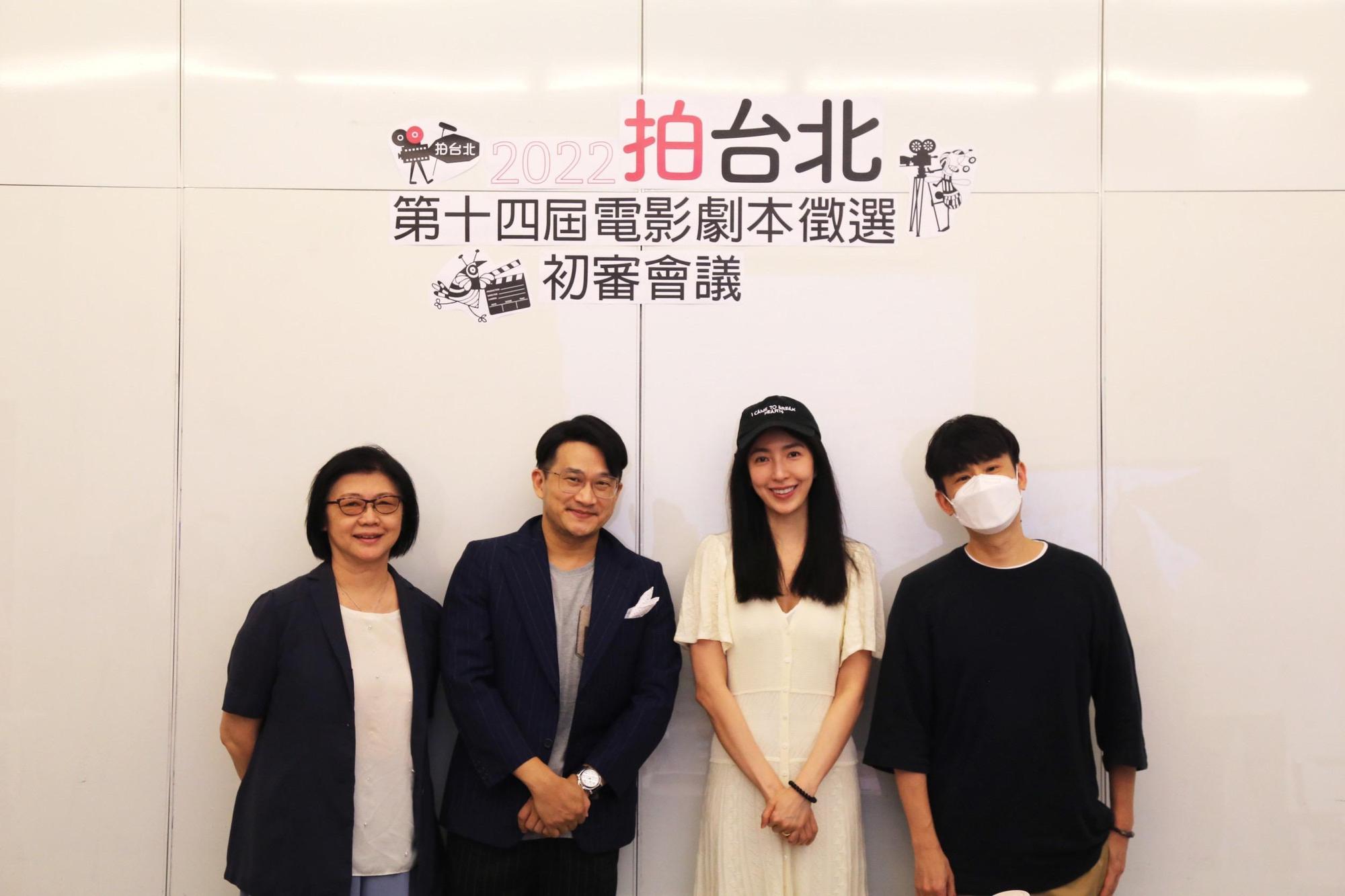 本屆評審膝關節(左2起)、楊謹華、杜政哲分別代表影評、演員、編導等不同領域,為劇本評選過程注入不同觀點。左一為台北市影委會總監饒紫娟。(台北市影委會提供)