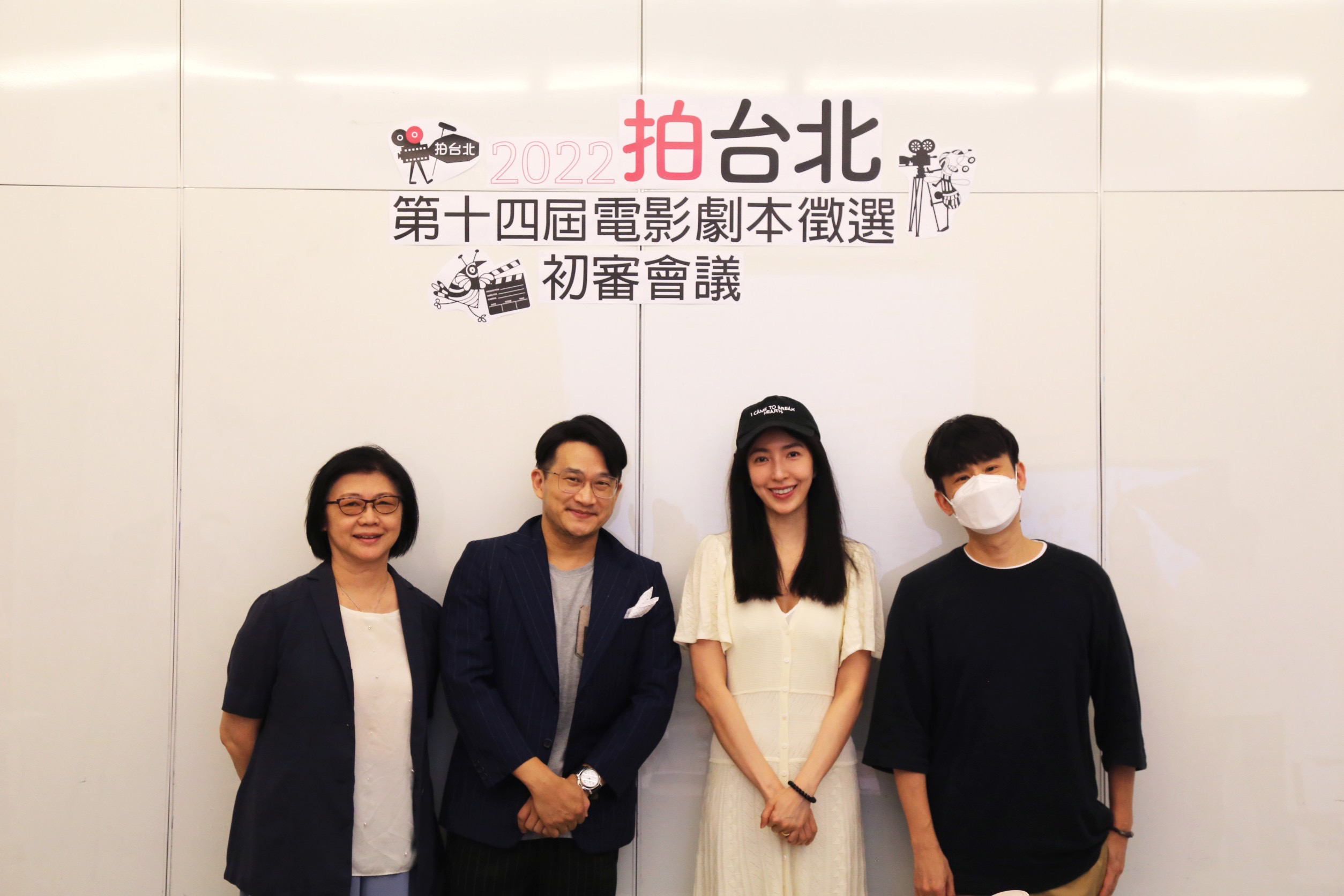 本屆評審膝關節（左2起）、楊謹華、杜政哲分別代表影評、演員、編導等不同領域，為劇本評選過程注入不同觀點。左一為台北市影委會總監饒紫娟。（台北市影委會提供）