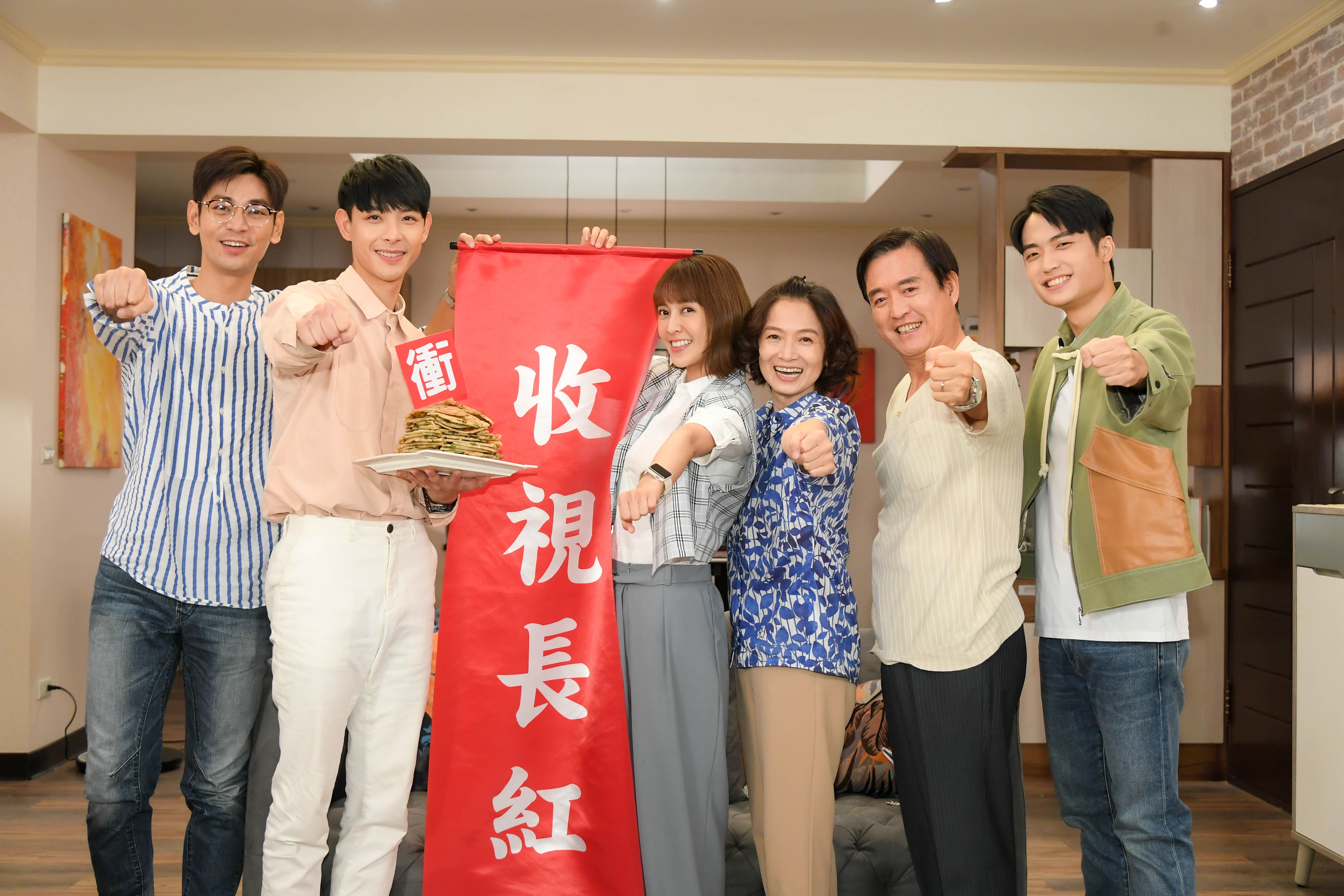 檢場日前因為做臉而讓眼睛過敏紅腫仍抱病慶功。（三立提供）