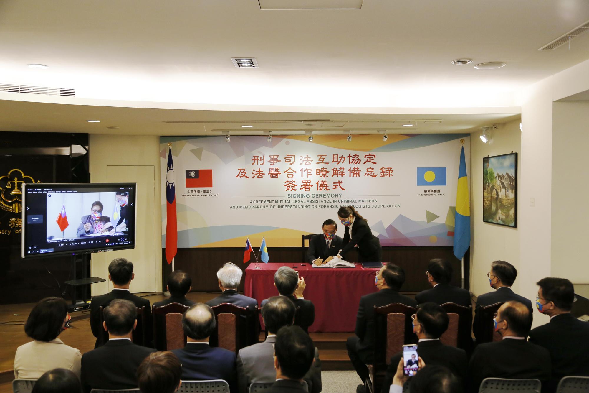 台灣與帛琉今簽定刑事司法互助協定及法醫合作瞭解備忘錄,我方由法務部長蔡清祥代表簽署。(法務部提供)