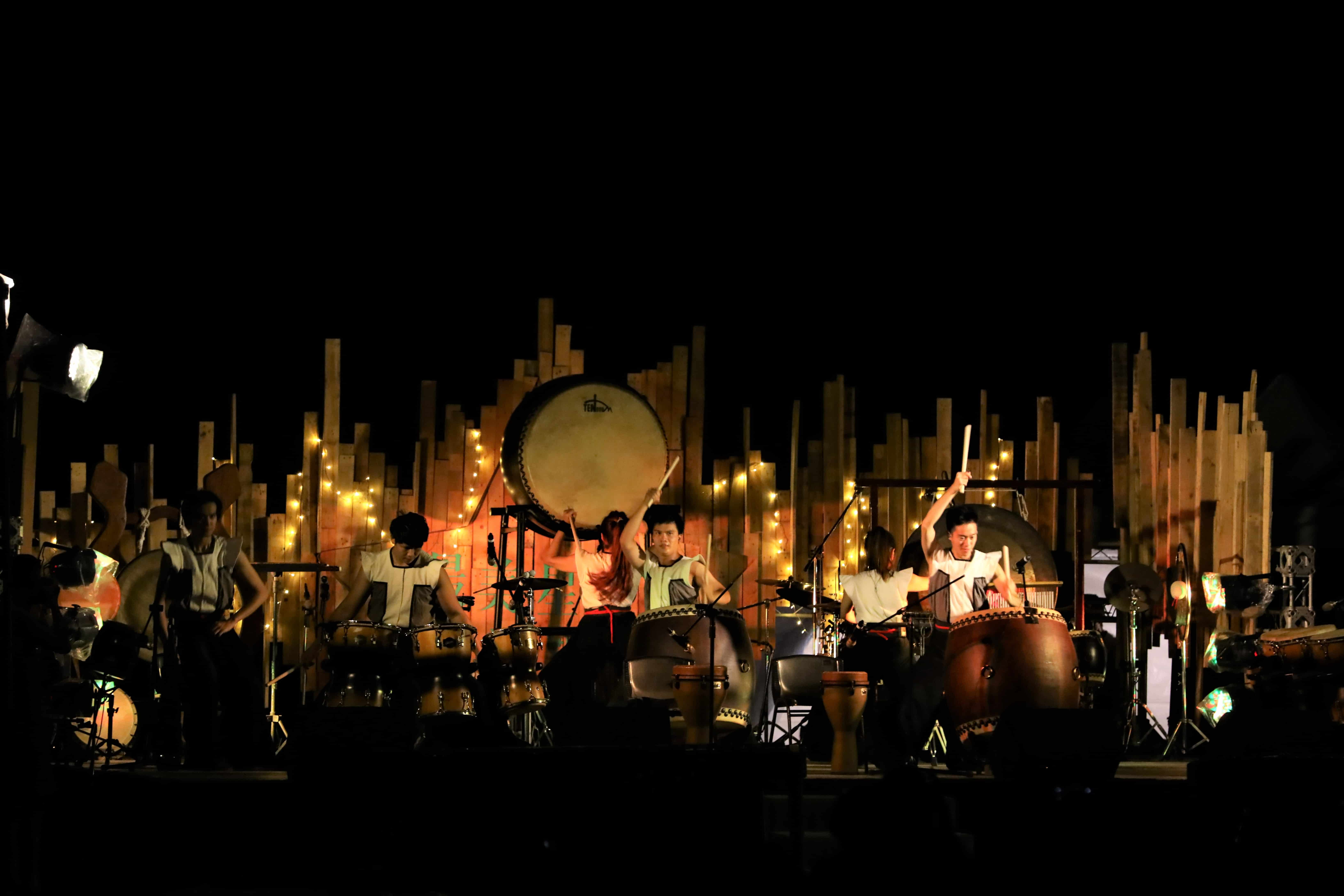 在台東大武濱海公園搭建簡易環保的舞台，讓人更能感受海邊星空下「十鼓擊樂團」的音樂魅力。