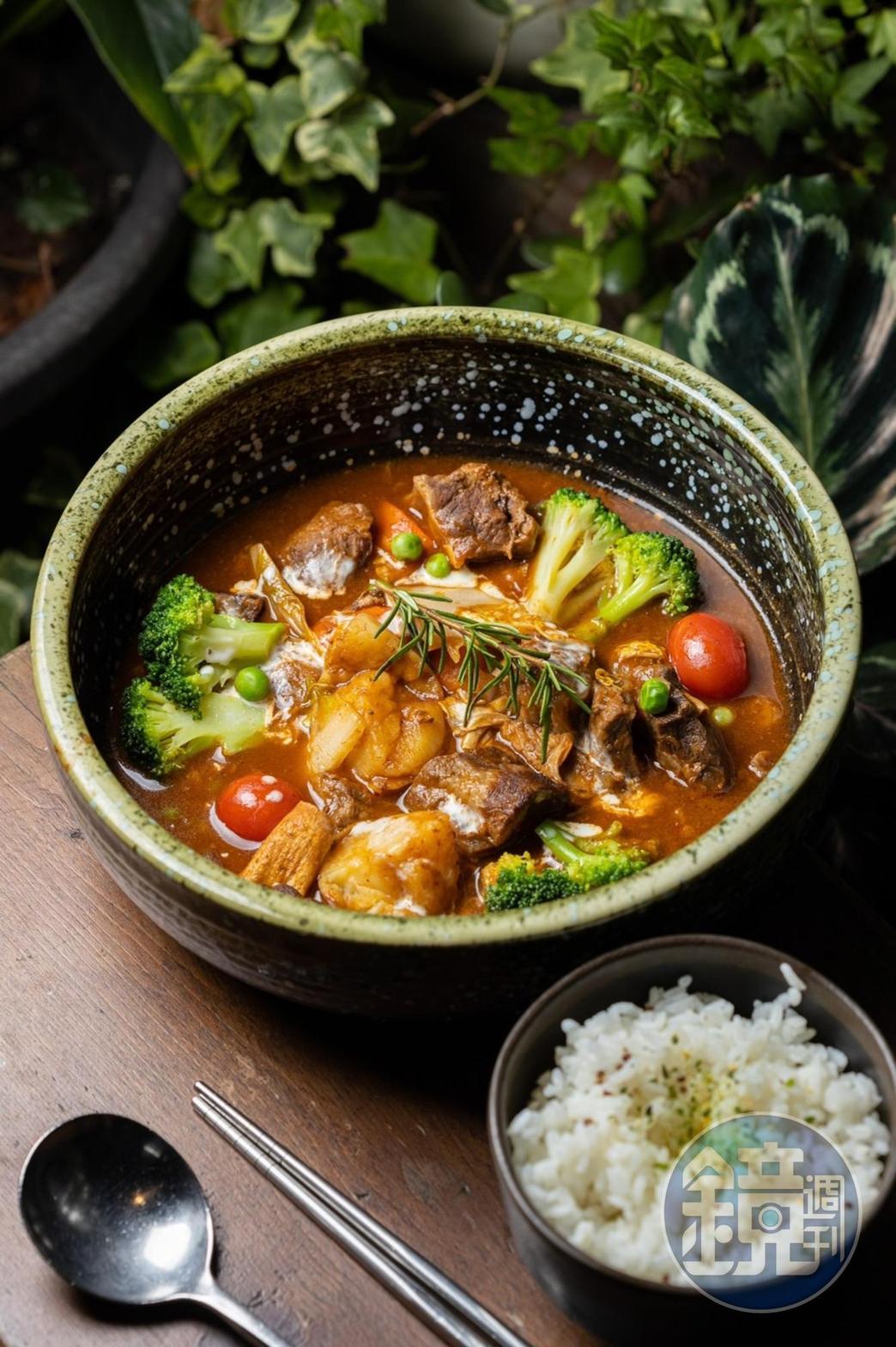 人氣餐點「紅酒燉牛肉」，酸香濃郁很下飯。（420元／份）