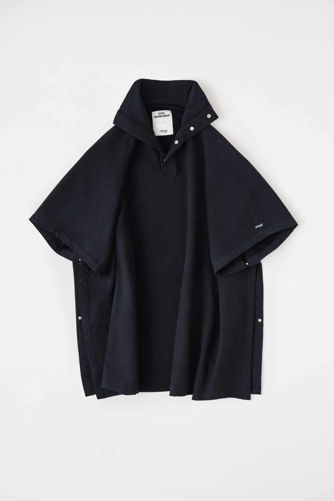 黑色斗蓬，NT$8,920。（sloggi提供）