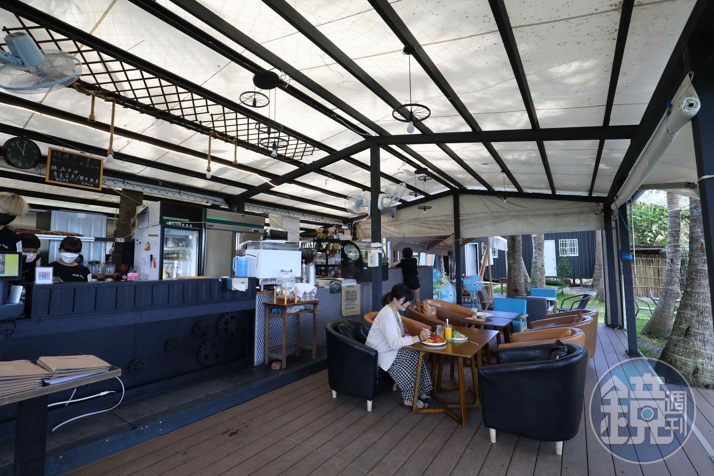 「拉法鋼琴咖啡屋」的用餐區是半露天環境，能感受海風吹拂卻不悶熱。