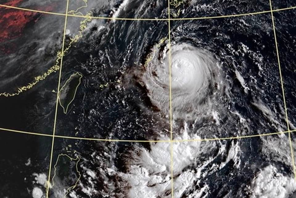 強颱軒嵐諾與一旁熱帶性低壓，會有類似藤原效應的互繞現象。（翻攝自鄭明典臉書）