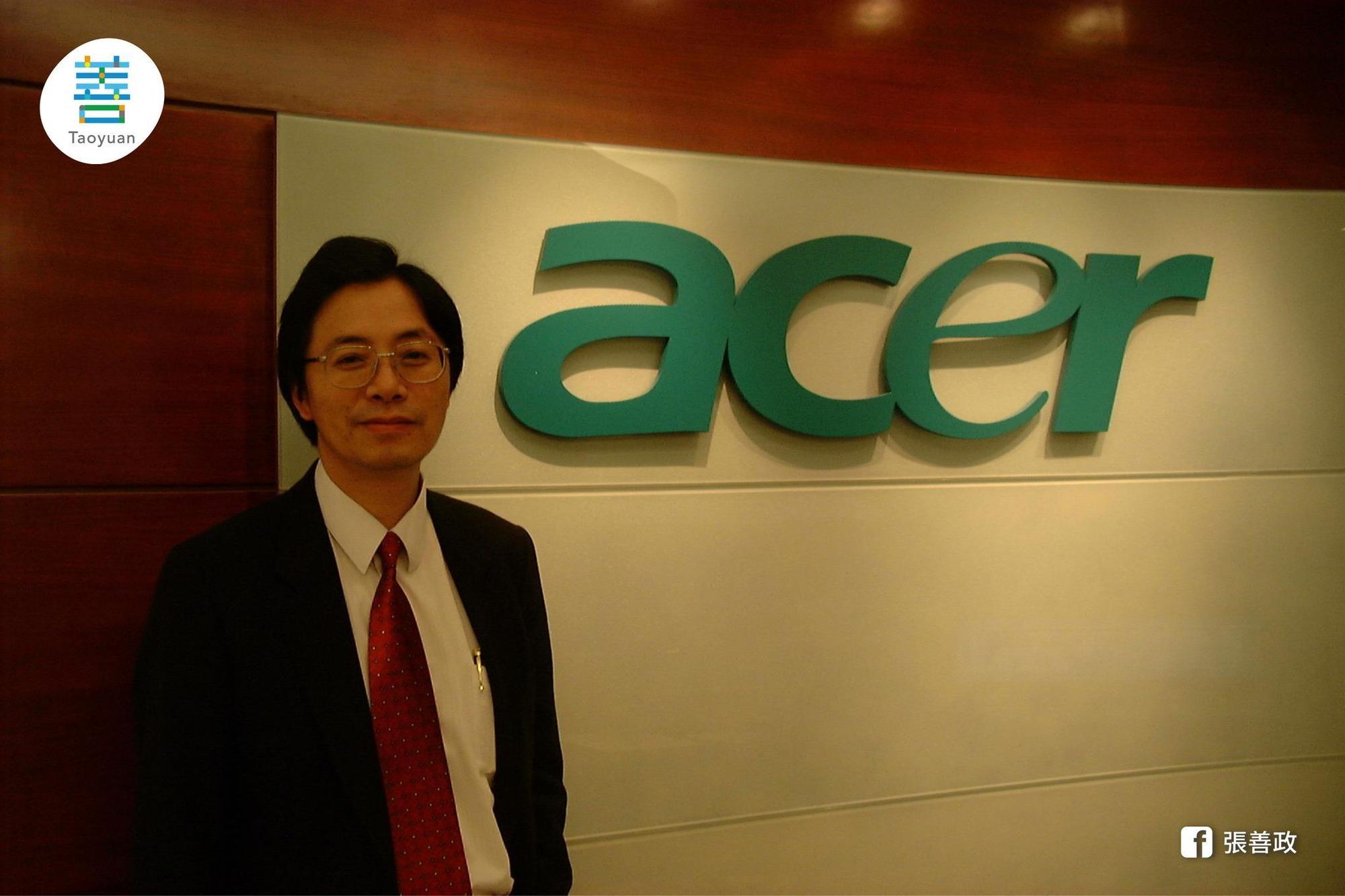 張善政曬出一張自己與宏碁公司的舊照,喊話「綠營請衝著我來!別傷害本土企業!」(翻攝自張善政臉書)