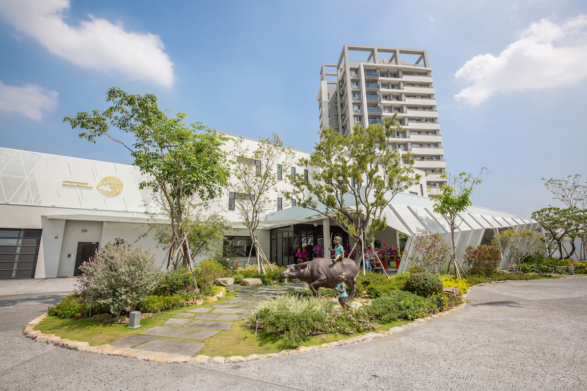 歷時3年建成的「阿裕牛肉」二店，佔地千坪，外觀如美術館。