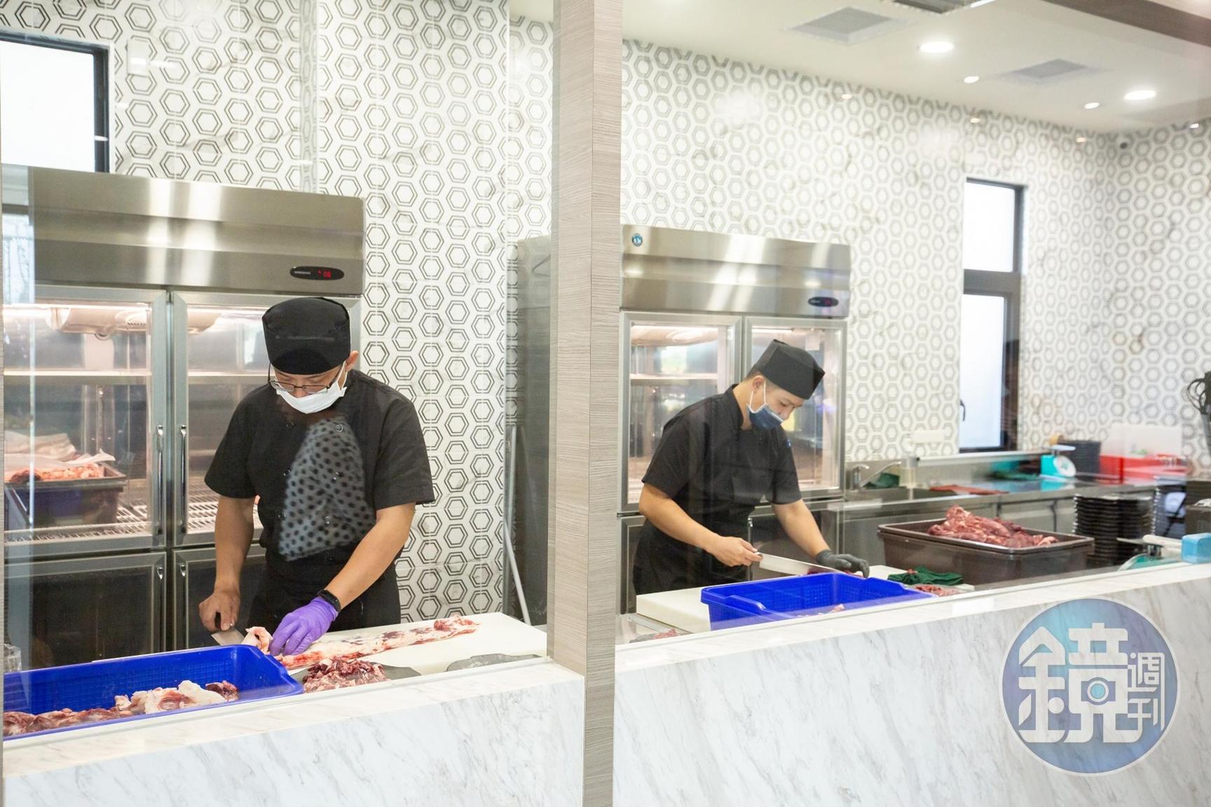 隔著玻璃可見切肉師傅埋首工作，過程乾淨透明。