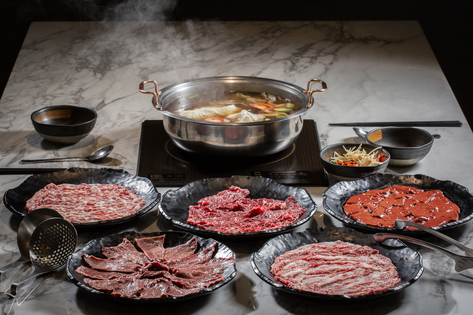 阿裕整隻牛只取肩胛、腹脅、里脊、前胸肉這4塊，點肉會切出不同部位。