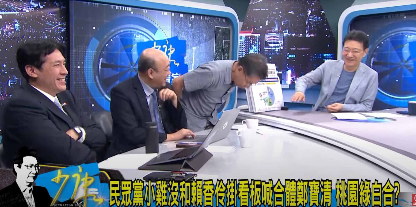 對於鄭寶清宣布參選桃園市長,沈富雄昨天在節目上以90度鞠躬道歉。(翻攝自少康戰情室YT頻道)