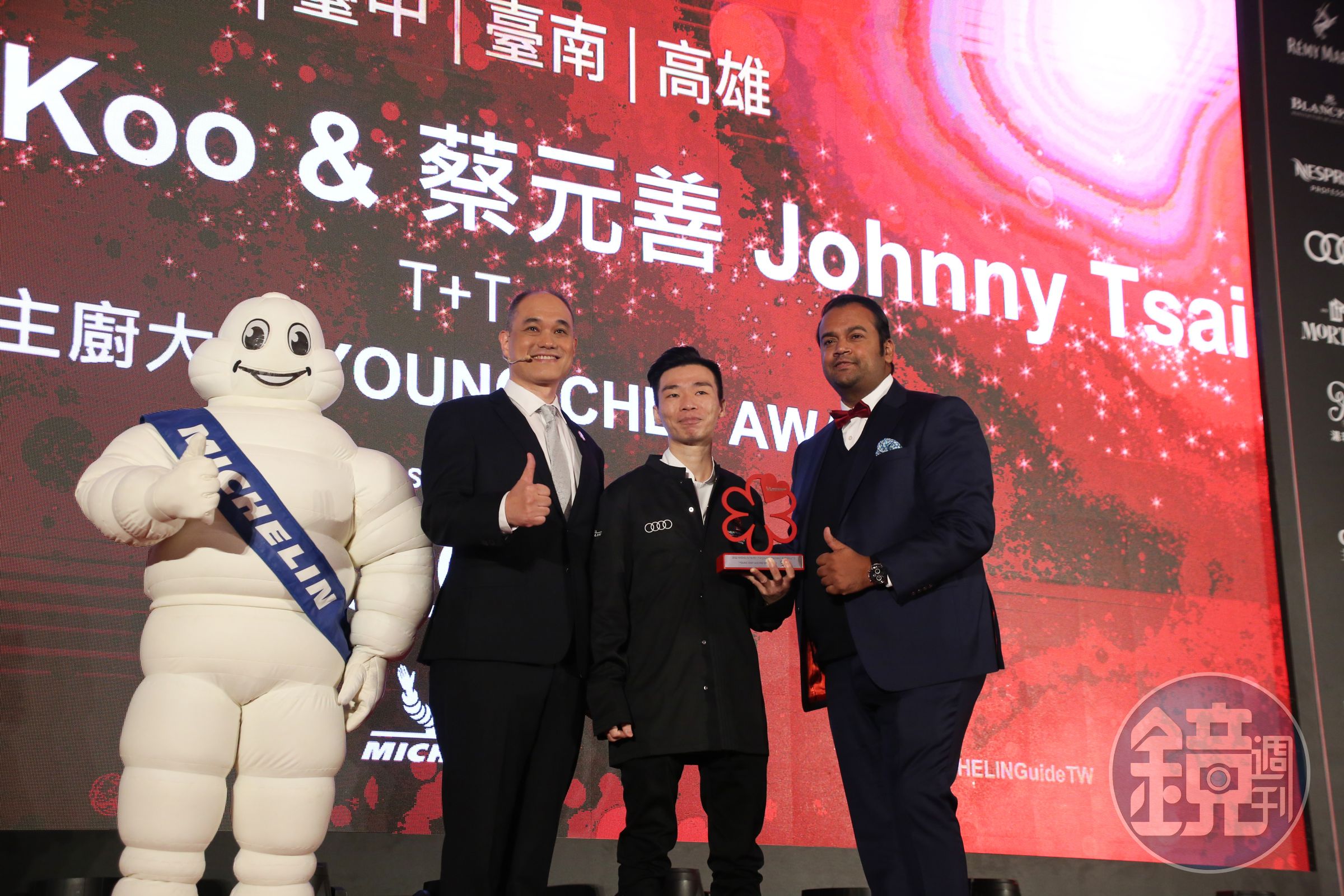 蟬聯一星的人氣餐廳「T+T」，雙廚蔡元善（35歲）和香港籍新主廚古俊基（Kei）（36歲）（右2），今年再抱走「2022米其林指南年輕主廚大獎」，並由古俊基代表領獎。