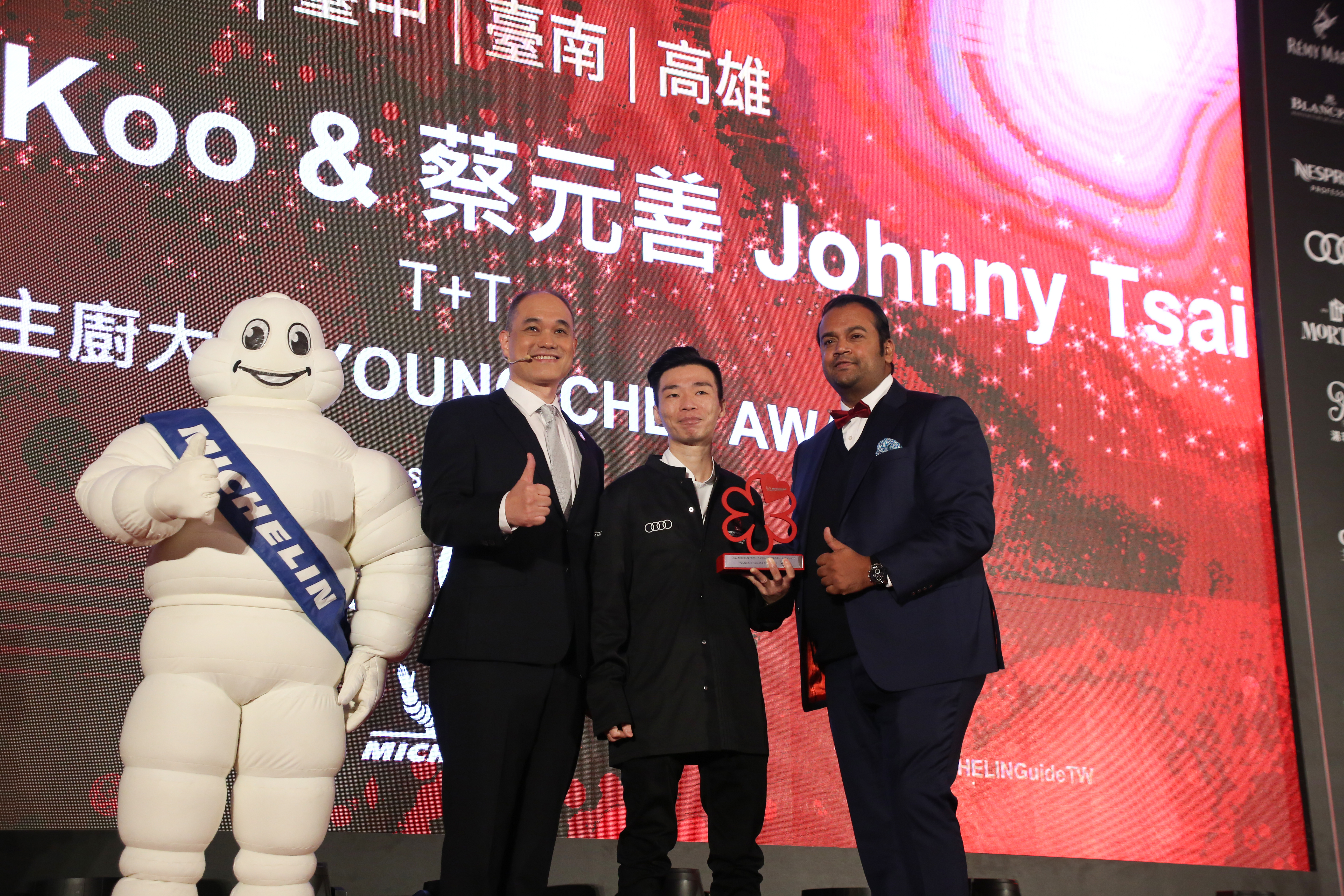 蟬聯一星的人氣餐廳「T+T」，雙廚蔡元善（35歲）和香港籍新主廚古俊基（Kei）（36歲）（右2），今年再抱走「2022米其林指南年輕主廚大獎」，並由古俊基代表領獎。