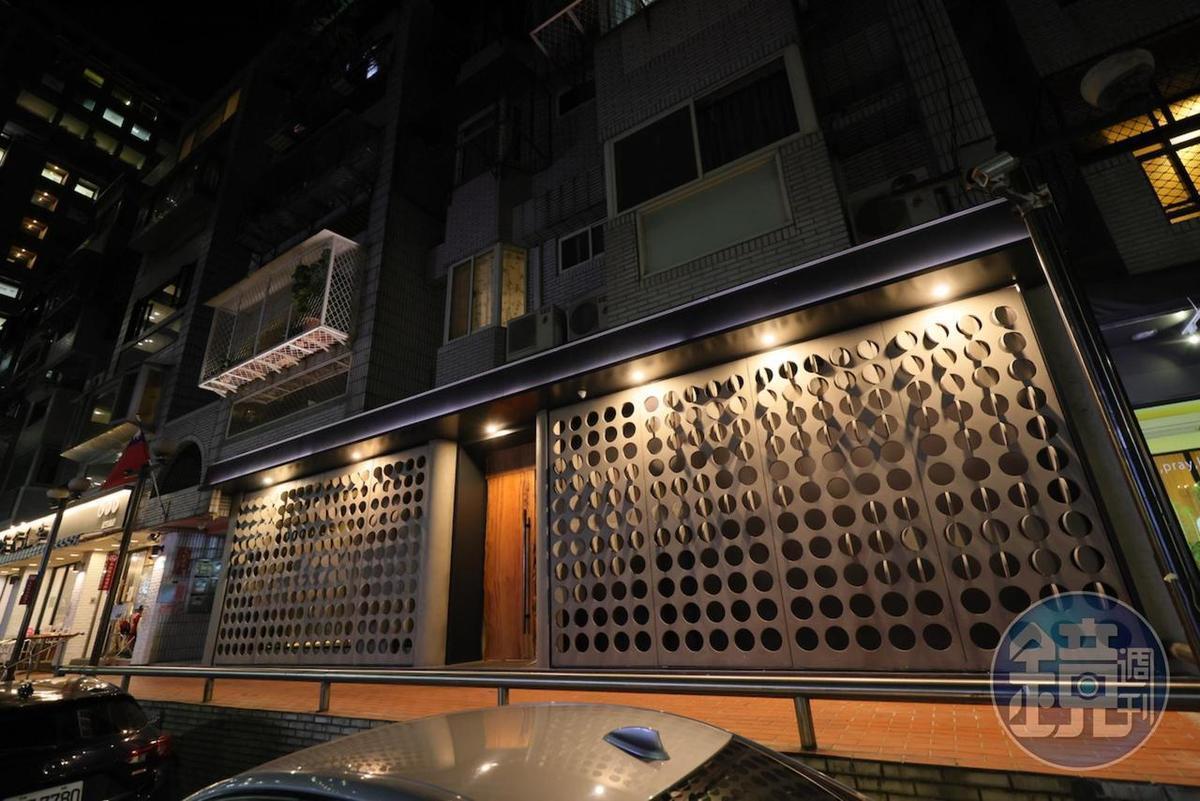 食驗室外觀是整幅混泥土壁面，鏤空的小圓窗交錯其上。
