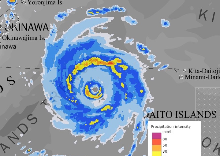 鄭明典貼出日本氣象廳觀測「雙眼牆」的畫面，提醒兩圈回波相對強。（翻攝自鄭明典臉書）