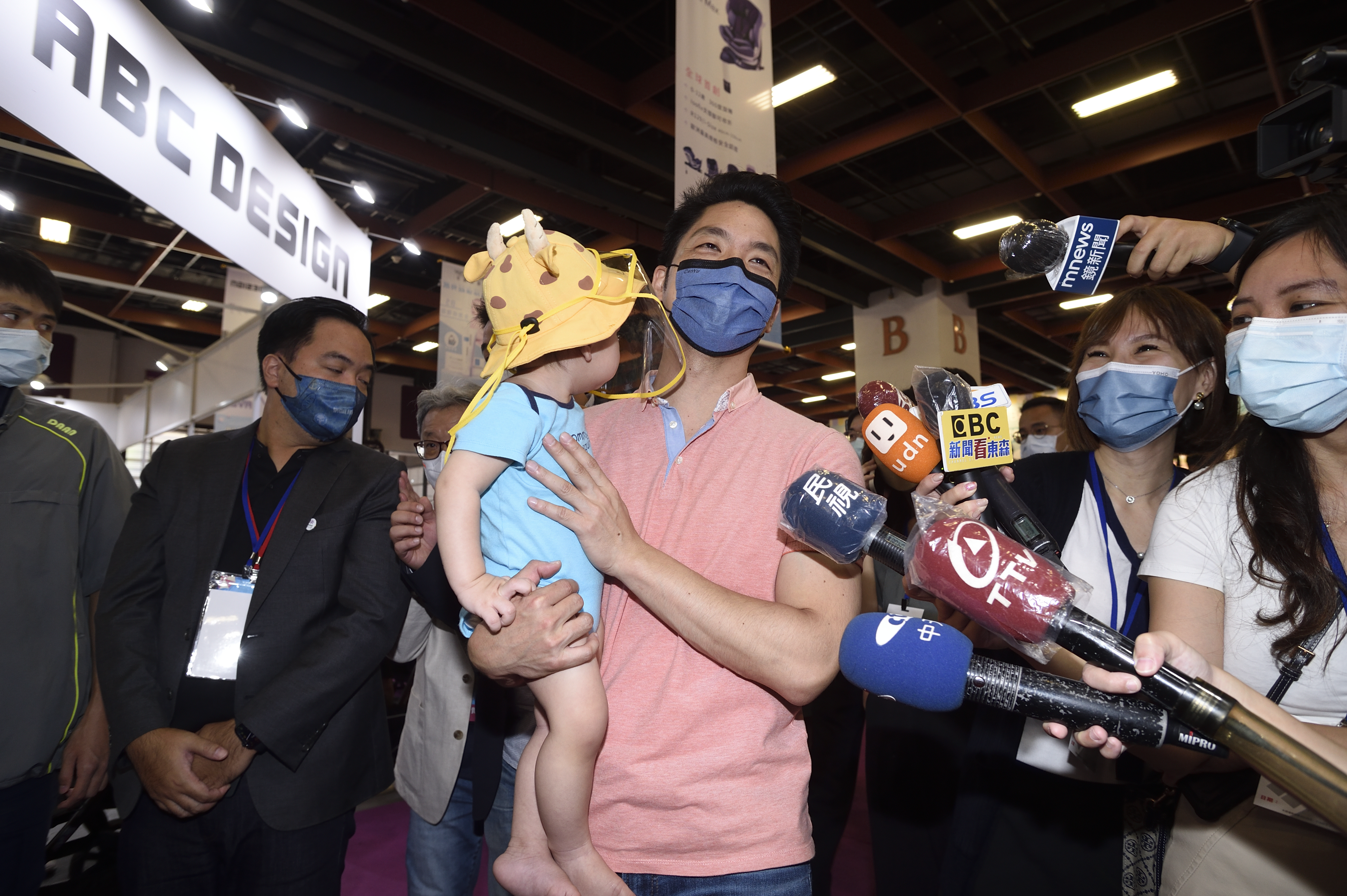 蔣萬安批評陳時中的「社福政見」，認為這些都是一次性、煙火式的花錢。（本刊資料照）