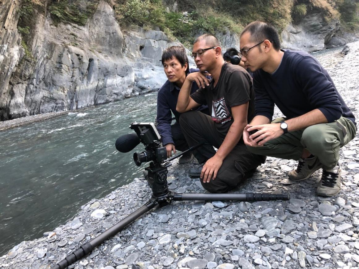 導演林靖傑(左一)表示,現在以單眼數位相機拍紀錄片,為求品質,拍攝團隊約要4人。(目宿媒體提供)