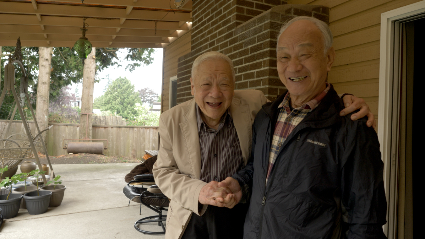 吳晟（右）拜訪旅居加拿大的詩人瘂弦（左），兩人相見非常開心。（目宿媒體提供）