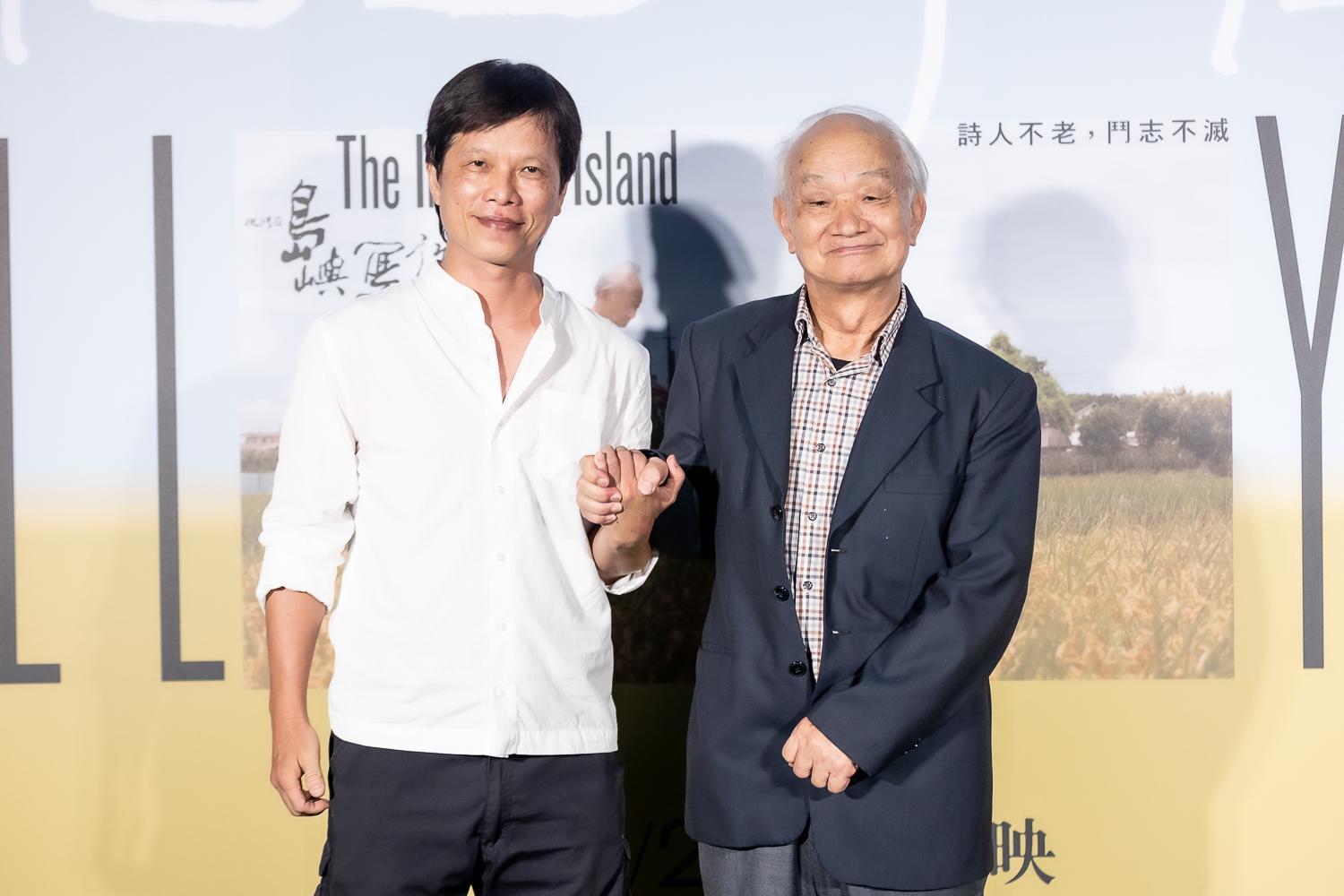 導演林靖傑(左)與詩人吳晟(右)攜手完成紀錄片《他還年輕》。(目宿媒體提供)