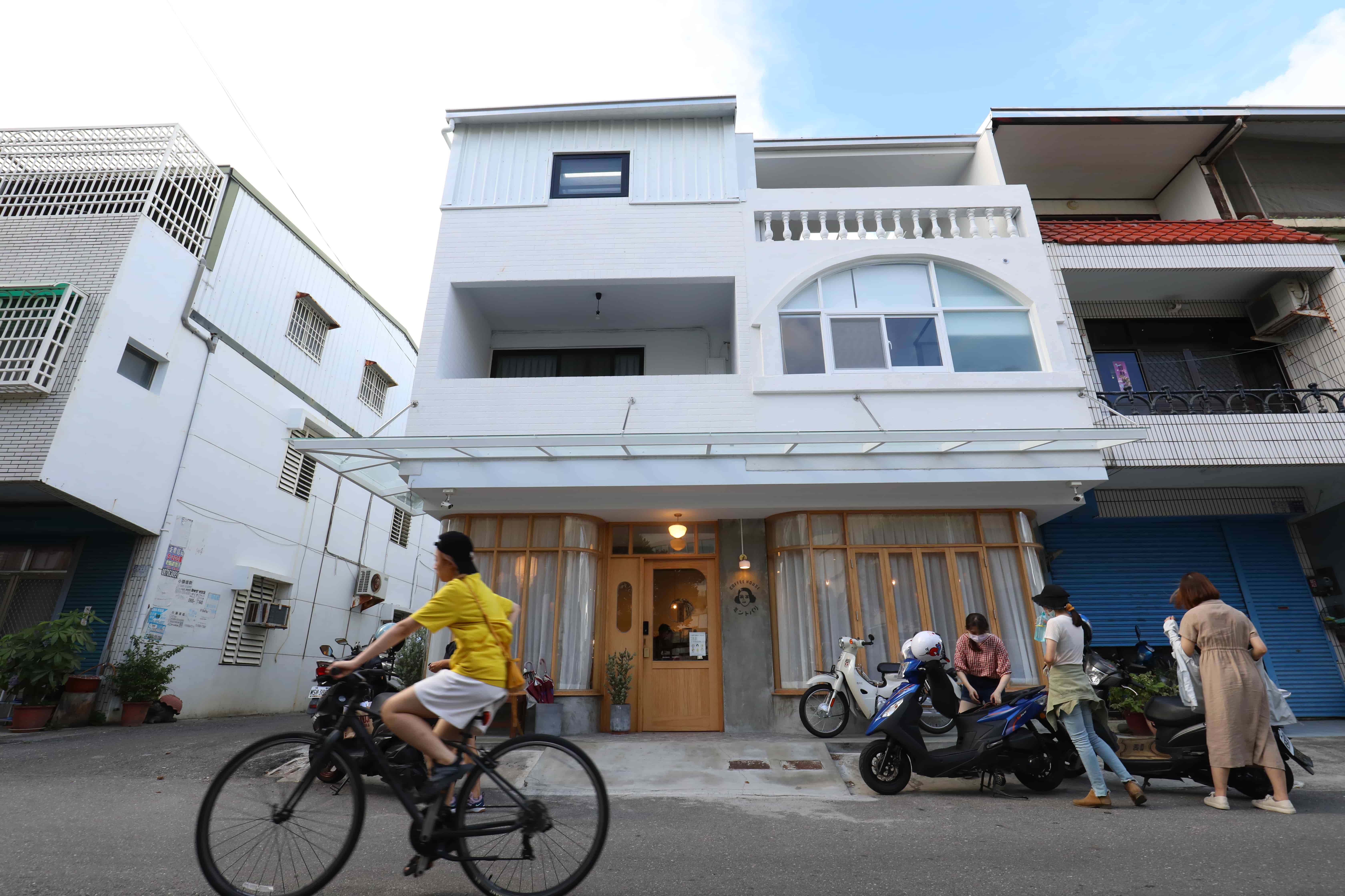 即使薄荷巴黎藏在台東市寧靜的住宅區，前來喝咖啡、吃甜點的客人依舊時常讓店內客滿。