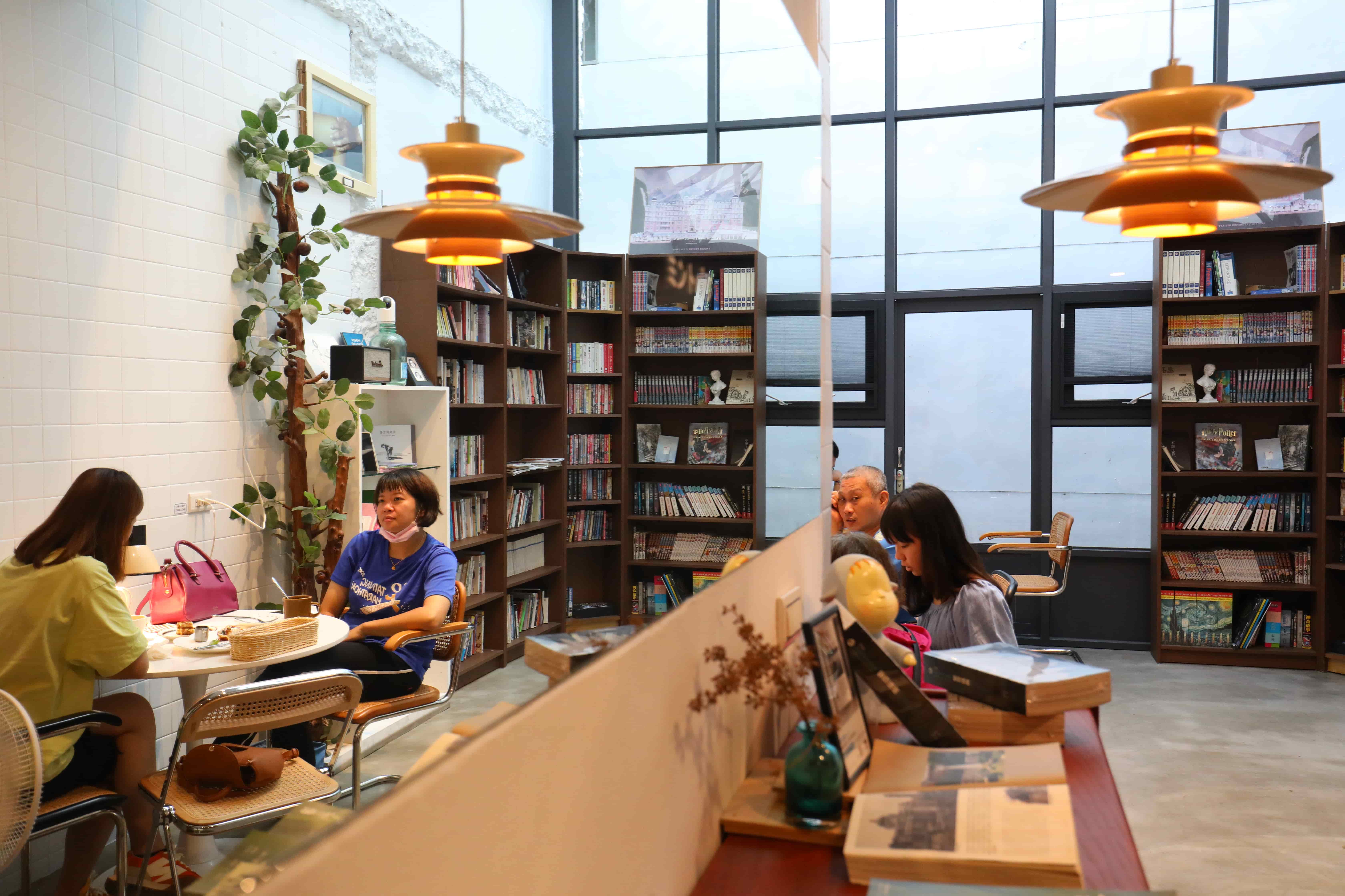 店內提供許多類型的書籍可以翻閱，一個人前來也不寂寞。
