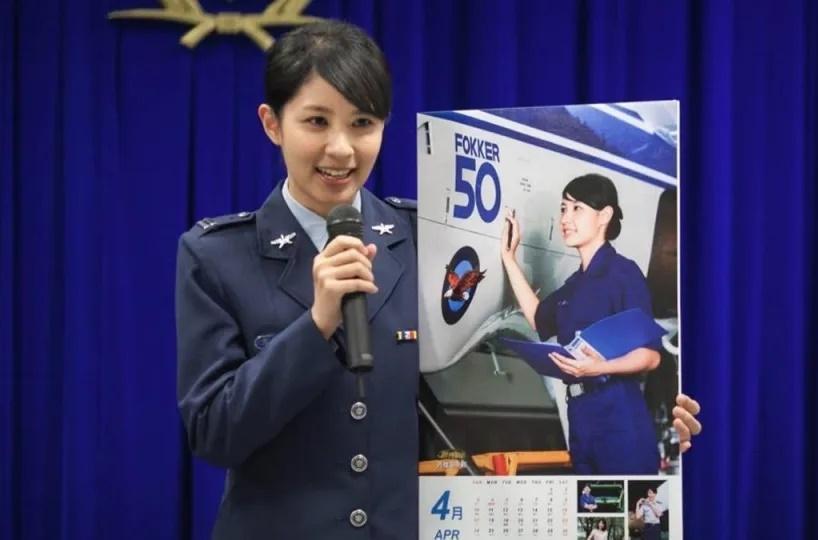 曾被封台版《太陽的後裔》女主角空軍女主播猝逝享年31歲被封為台版《太陽的後裔》的空軍上尉方棱溶29日搶救不治,國防部低調證實消息。(翻攝自國防部漢聲廣播電台)