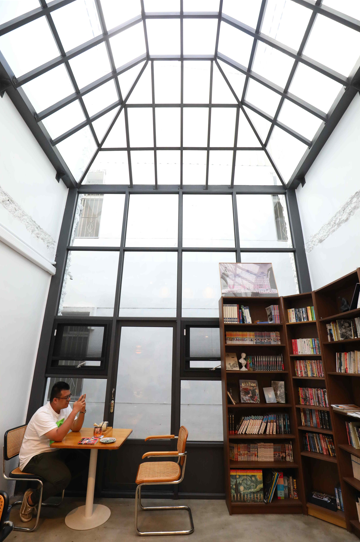 自咖啡廳主空間往後延伸，還有一個如同溫室般的座位區。