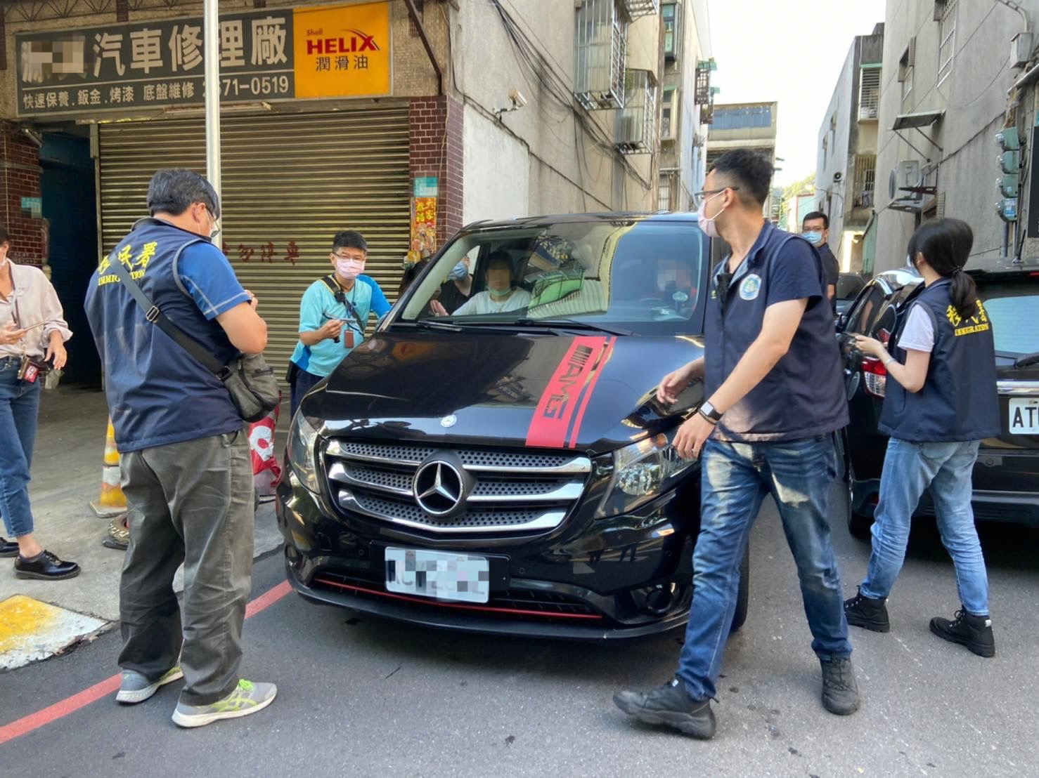 移民官攔查高檔賓士商務車，發現車上有7名失聯移工。（新北市專勤隊提供）
