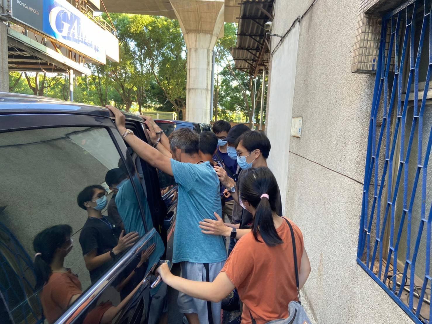 7名失聯移工被移民官查獲，接受搜身檢查。（新北市專勤隊提供）