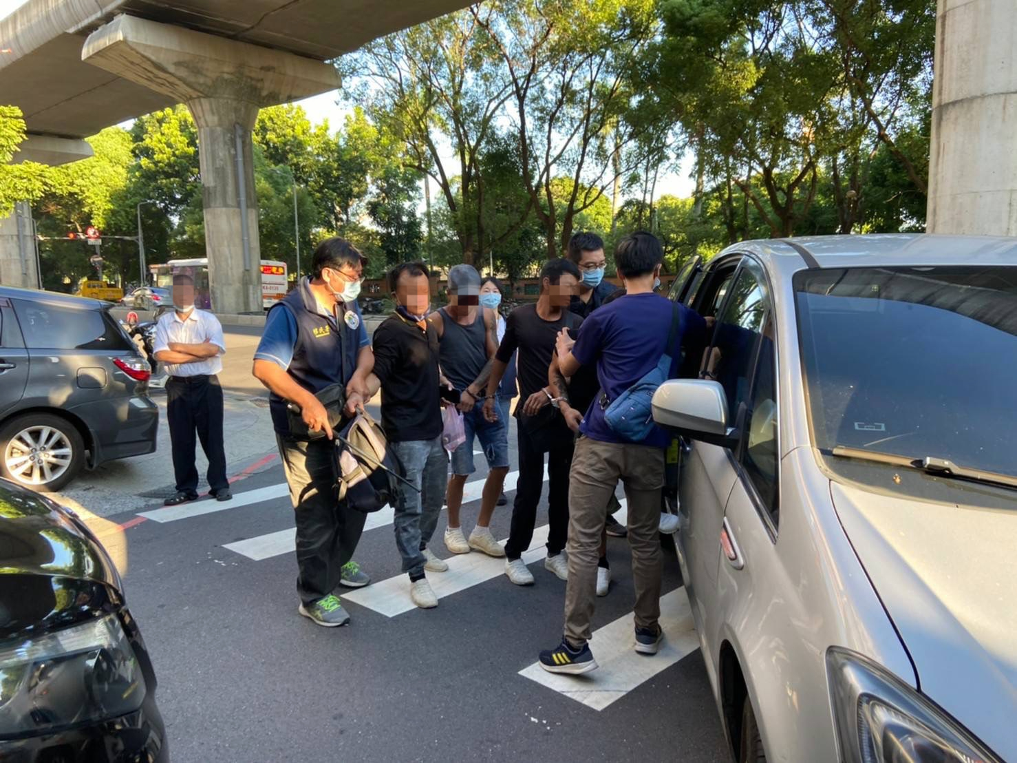 移民官攔查高檔賓士商務車，發現車上有7名失聯移工。（新北市專勤隊提供）