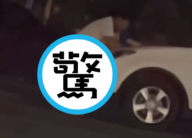妹子街口活春宮,無畏鄉民圍觀任人拍!影片被熱議「男生只有3分鐘?」。(翻自《51吃瓜網》)