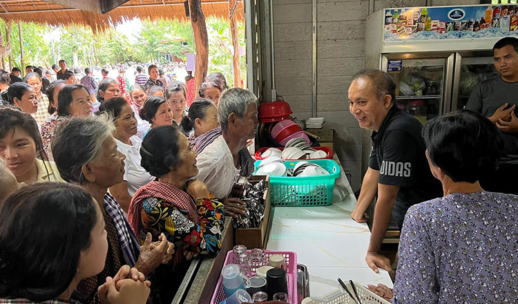 柬埔寨「集體控制」震撼影像曝光！預言「末日近了」，2萬人瘋狂湧入教主農舍。（翻自《高棉時報》）