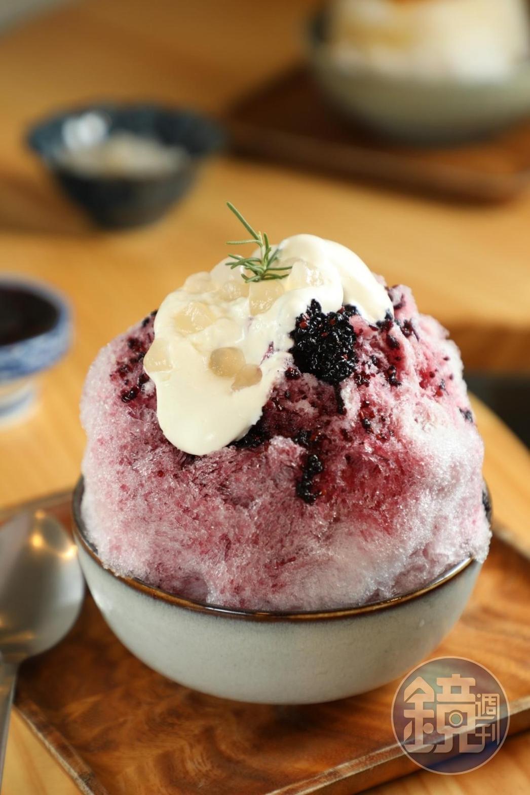 「盛夏奶蓋桑葚冰」甘甜中帶酸香，與荔枝水晶凍一同送進口中，別具層次。（90元／份）