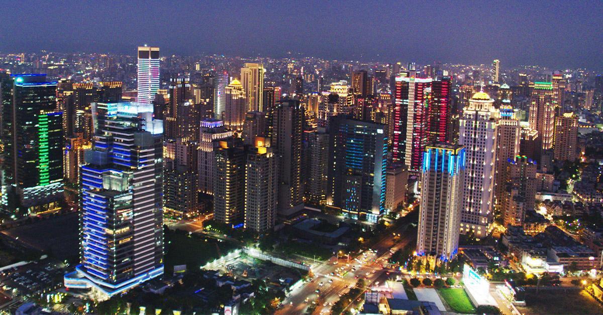 為抗通膨許多民眾將錢轉進房市，台中七期華爾街商辦聚落，吸引不少國際企業總部在此選址，發展與話題性十足，成為長期置產客熱門首選。