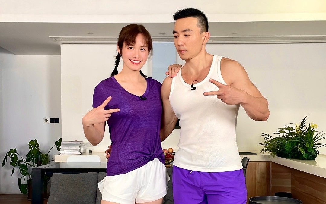 劉畊宏跟太太妻子王婉霏憑藉直播自創「毽子操」一炮而紅，更引來不少商機。（翻攝自劉畊宏微博）