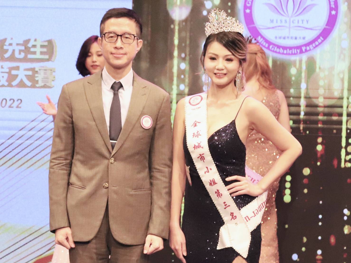 法喬維美醫美診所總院長邱浚彥（左）頒獎給城市小姐第三名曾仲萱。（中華全球城市選拔協會提供）