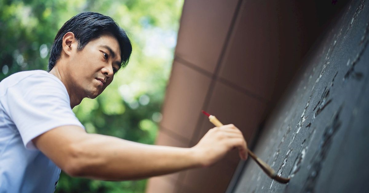 許瑞宏在海外待過17年，從小長大的台中西區，在他心目中充滿文學藝術氣息，順手便拿起園區提供的毛筆，沾水在墨痕詩牆上一筆一劃描繪，眼神格外專注。