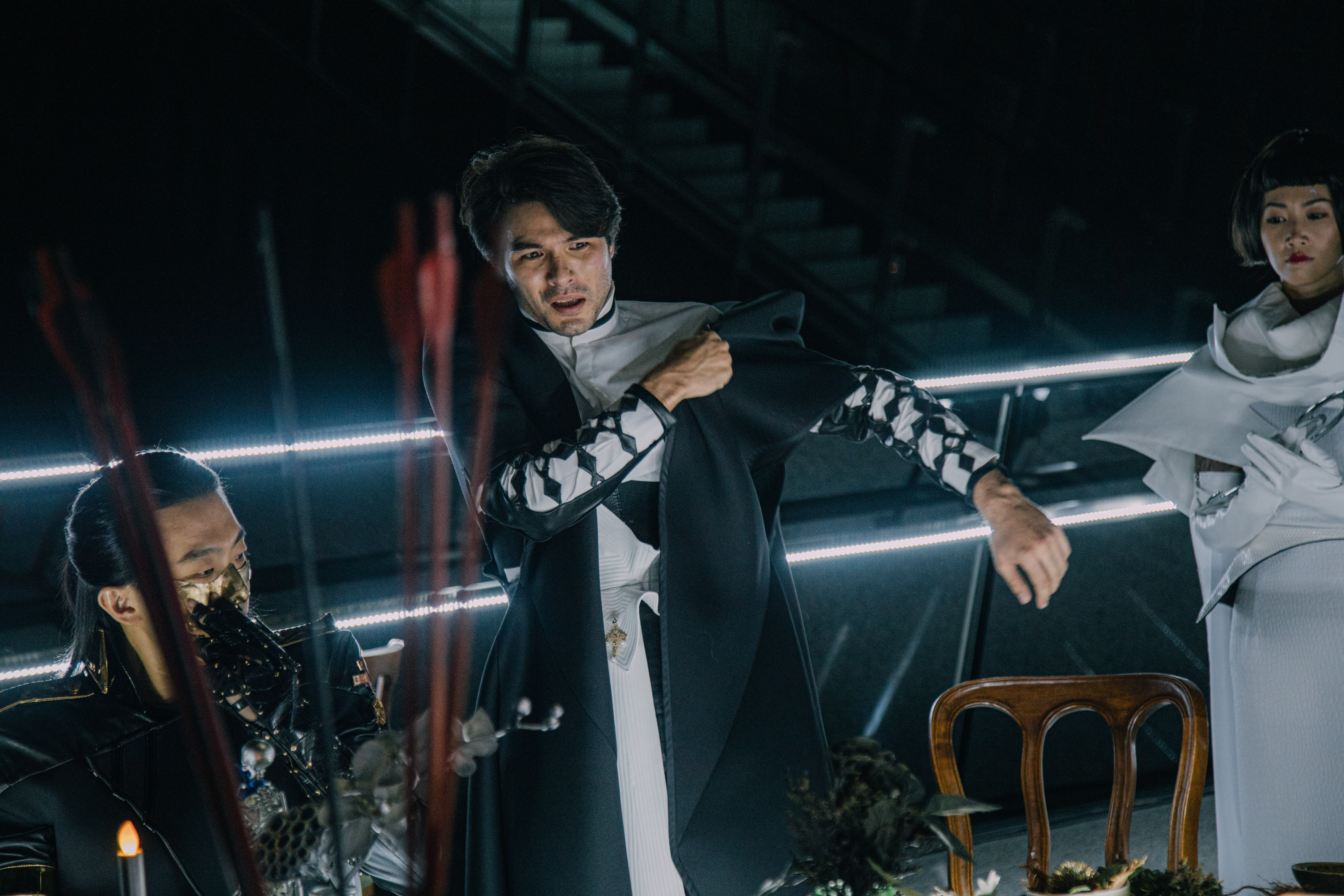 Alex為電影設計了12套造型，光是鳳小岳的手套，就花上112小時製作。（Alexander King Chen 提供）