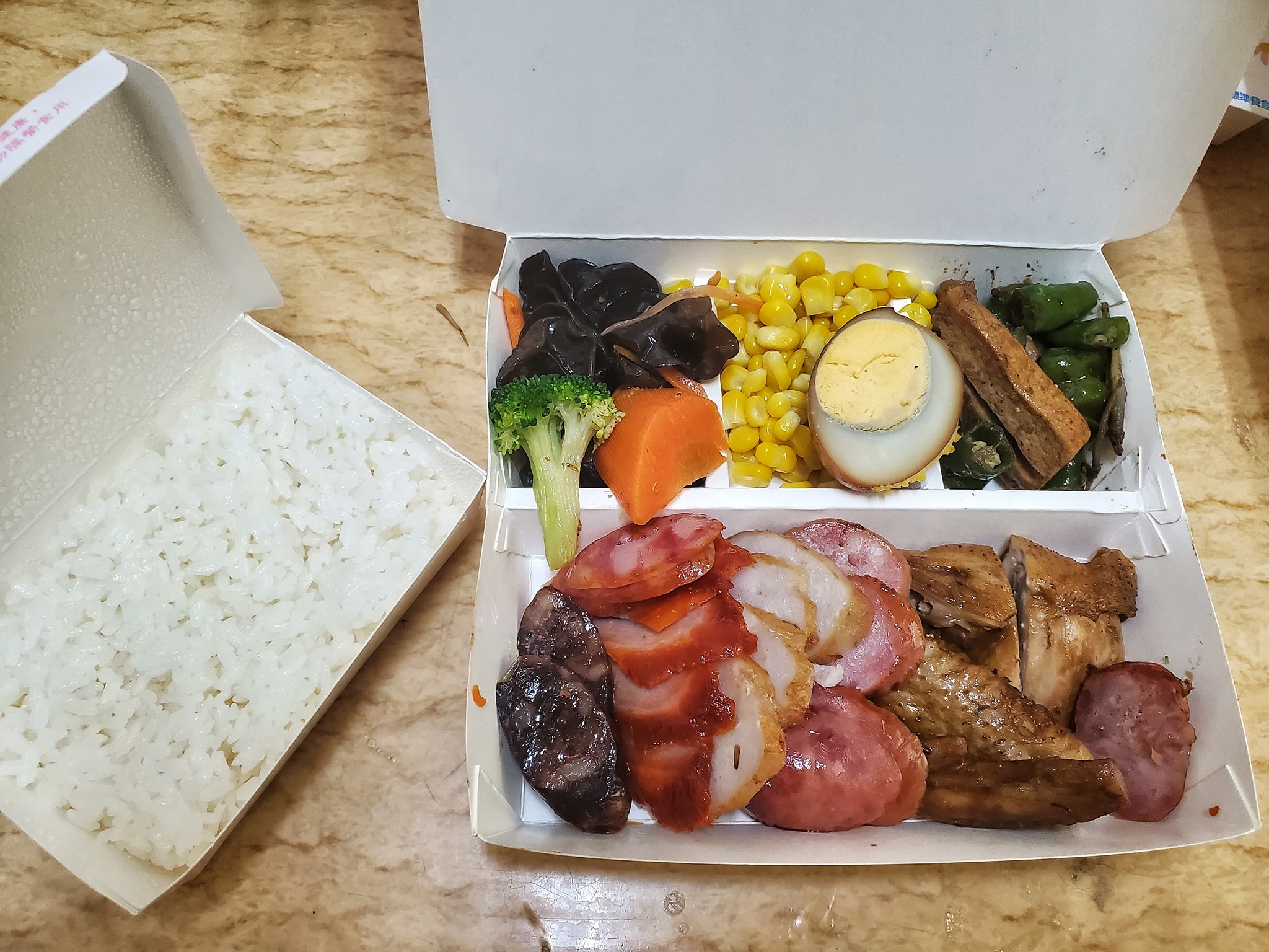 有人在臉書社團曬出100元的「綜合飯」，可見2個便當盒都塞滿飯菜，讓許多網友紛紛跪求地址。（翻攝自爆廢公社公開版）