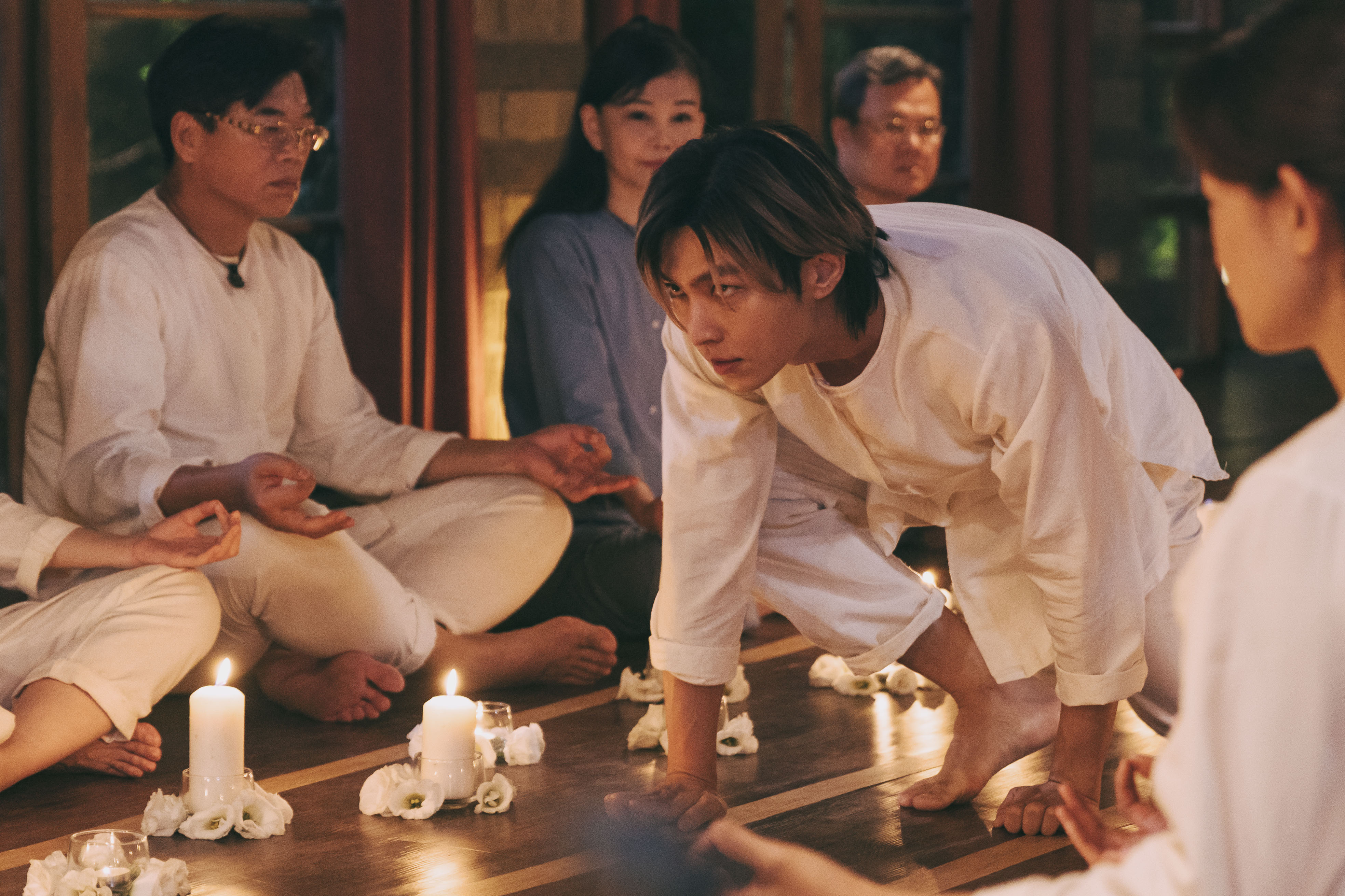 炎亞綸在影集《我願意》中遭邪教騙財背叛。(絡思本娛樂製作)