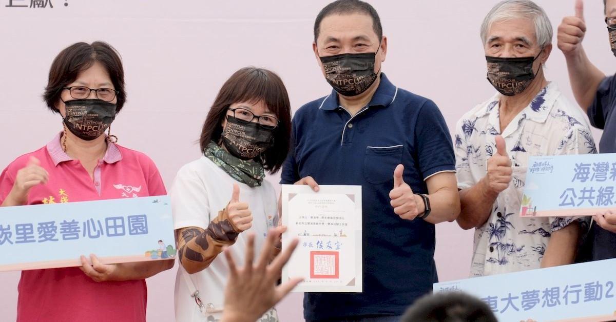 新北市長侯友宜參與111年度新北市社區規劃師暨營造點成果發表會，感謝社區營造團隊與市府攜手、秉持「社區好人、好物、好空間」理念，為城市風貌帶來蛻變。