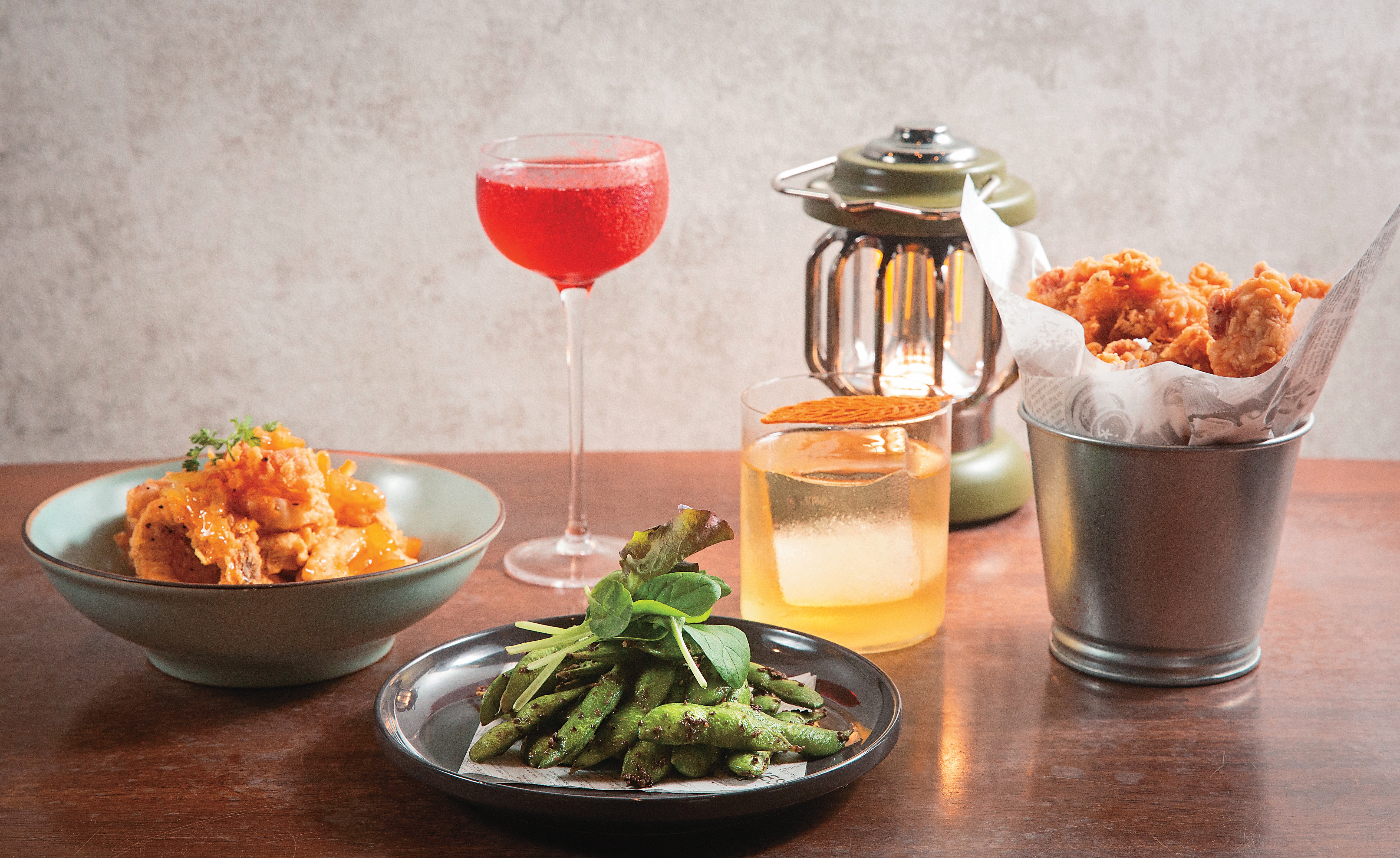 野餐實驗室以伯爵茶葉入琴酒的「胭脂」，及以蘭姆酒、苦艾酒為底再以哈密瓜果香點綴的「月見」，都是爽口的獨創調酒。