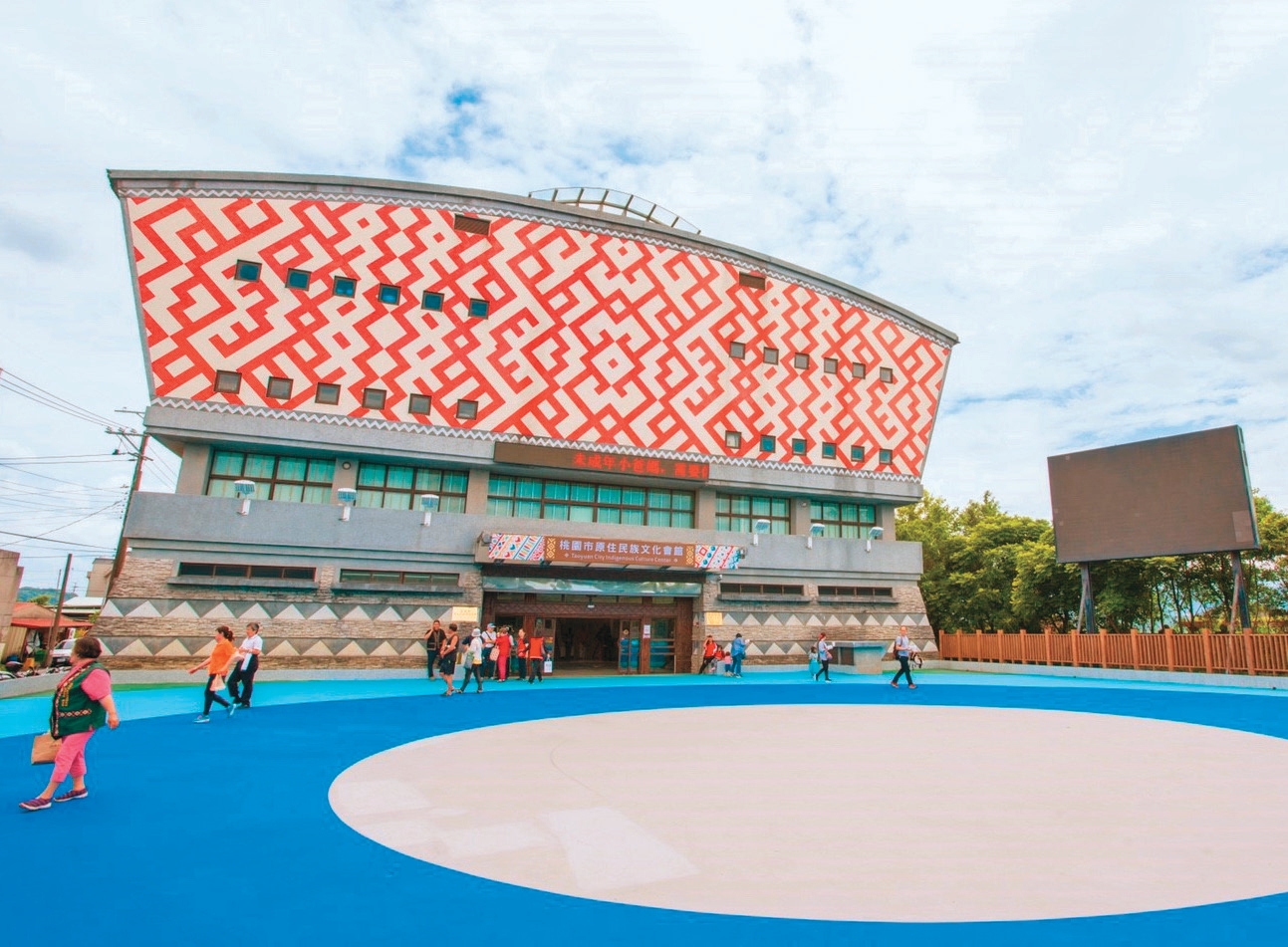 原住民族文化會館內有原住民族文化定期展覽,還有Tayniho桃原好棧充滿特色工藝品的原住民工作坊。(桃園市政府提供)