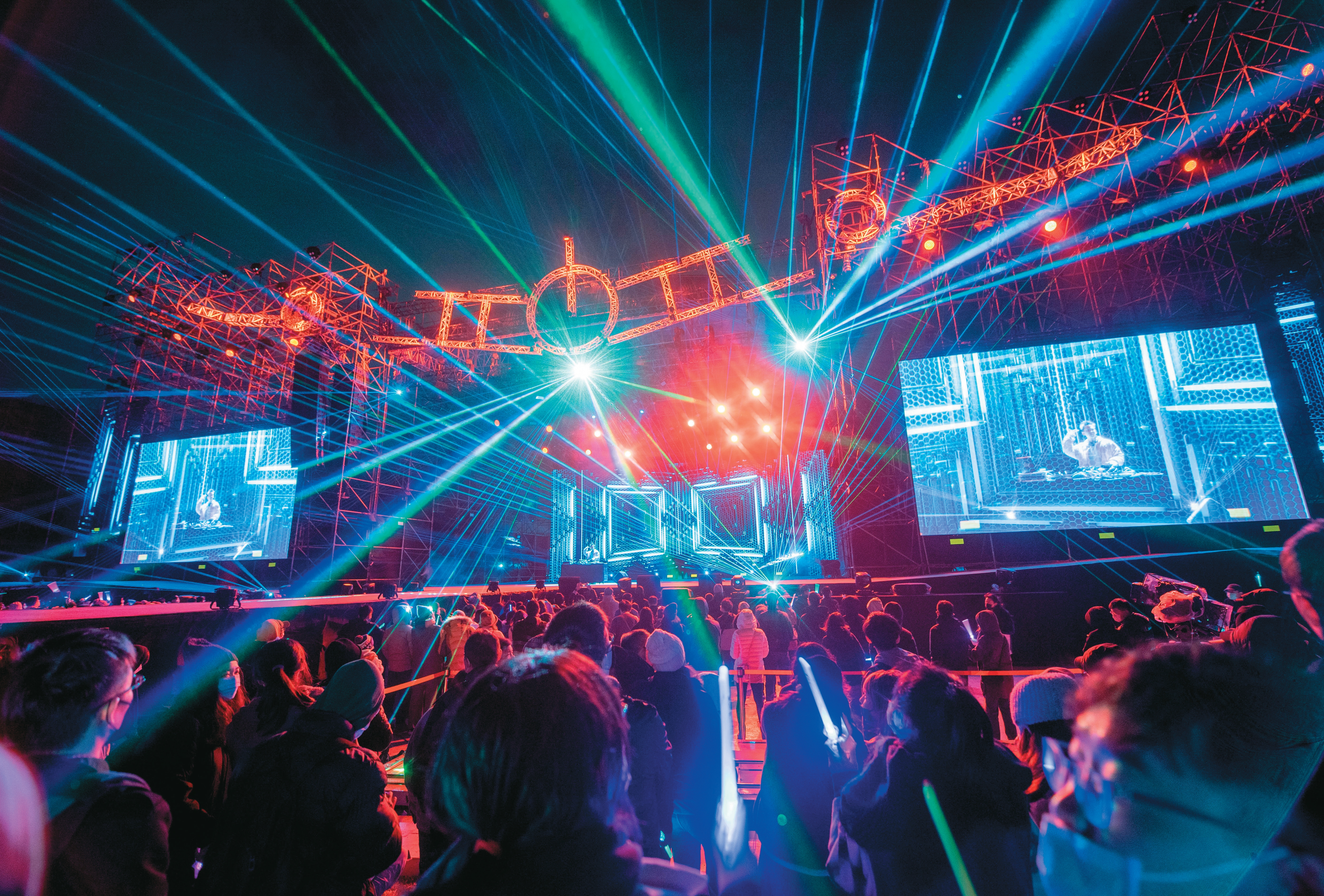 桃園陽光劇場佈建5G公網與專網環境，為全台戶外規模最大的流行音樂多功能園區，也是首座應用5G技術的劇場。去年12月開幕演唱會利用5G科技串聯桃、竹兩地，與「新竹東風音樂祭」進行台灣首次長距離異地共演，讓觀眾享受無時差的高畫質演出。（桃園市政府提供）