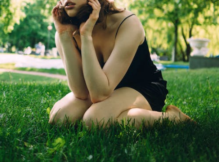 ACG次文化的蘿莉坐在網路據稱是女生最可愛的坐姿。（取自Pexels）