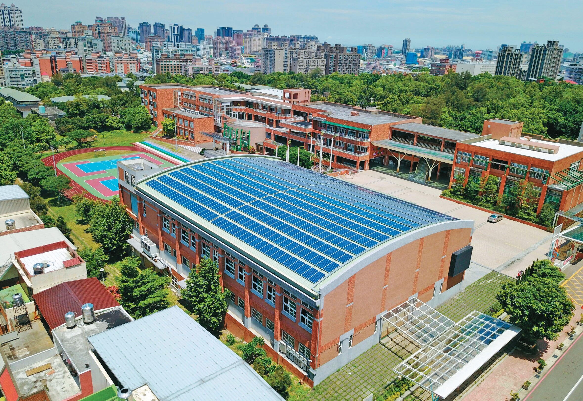 桃園配合「班班有冷氣,校校有光電」計畫,全市將於2022年底再增加40MW太陽光電。桃園區快樂國小校舍全面安裝冷氣的同時,亦於屋頂設置太陽光電供應所需電力,帶來更舒適的學習環境。(桃園市政府提供)