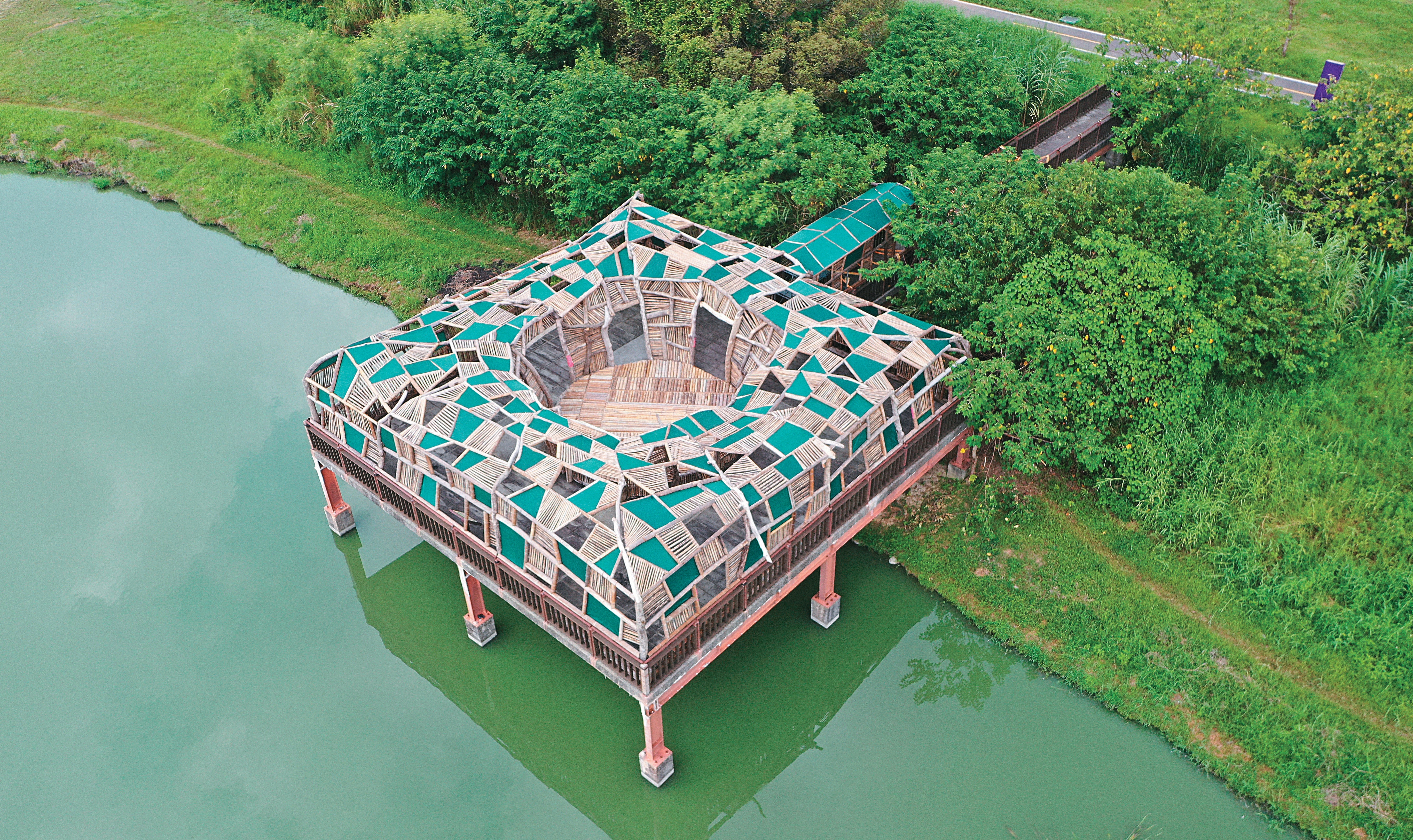 藝術家黃文淵以漂流木及漂流竹打造，結合中興國小學生的自然素材創作，共創出可從不同大小的洞口往濕地望出的平台〈在水一方〉，體驗大自然的作息。